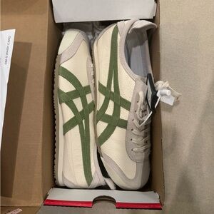 NWT - Onitsuka Tiger cream and white shoes. In the box with tags! Mens Sizing
